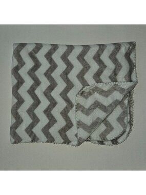 Manhattan Kids Fleece Baby Blanket Gray White Chevron Print 28" x 33"